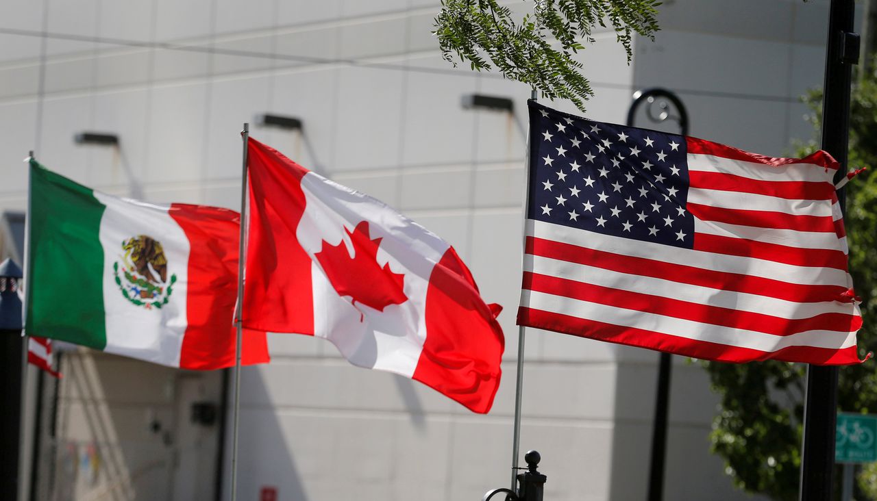 De vlaggen van de VS, Canada en Mexico in de stad Detroit.