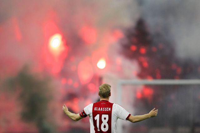 Ajax-speler Davy Klaasen reageert op het vuurwerk tijdens de wedstrijd tussen Ajax en FC Groningen.