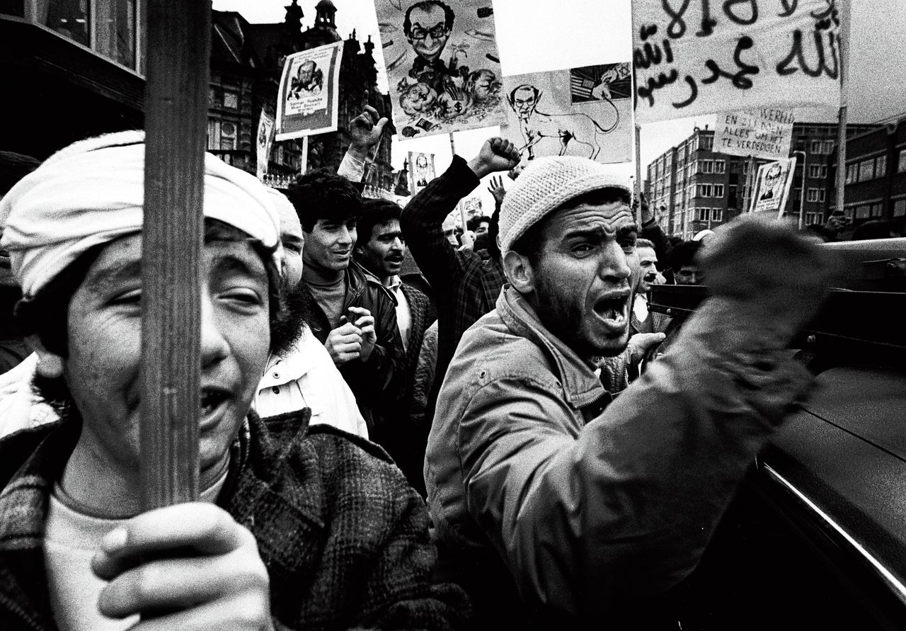 Demonstratie in maart 1989 in Den Haag tegen het boek De duivelsverzen van Salman Rushdie.