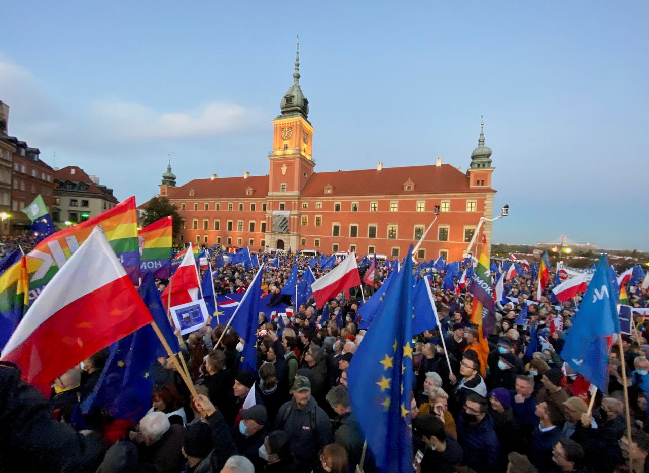Polen kwamen in oktober bijeen om zich uit te spreken voor het lidmaatschap van de Europese Unie, nadat het Constitutionele Hof de Poolse grondwet boven de Europese stelde.