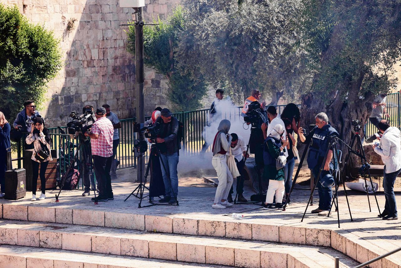 Een traangasgranaat ontploft achter cameramensen, tijdens een Palestijns protest vorige week in Oost-Jeruzalem.