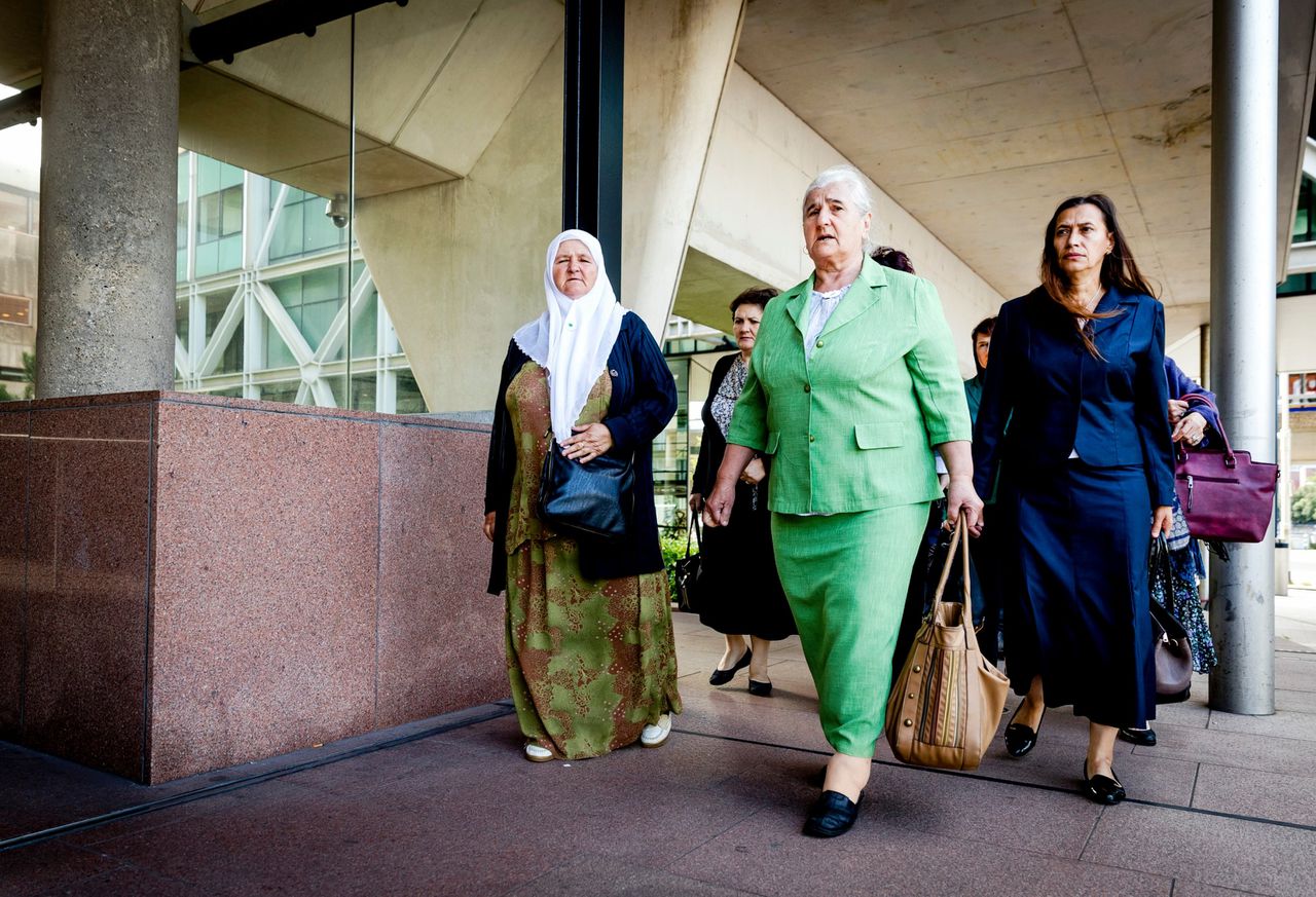 De ‘Moeders van Srebrenica’ arriveren bij het Gerechtshof voor de uitspraak in de hoger beroepszaak van hen tegen de Nederlandse staat. Foto ANP/REMKO DE WAAL