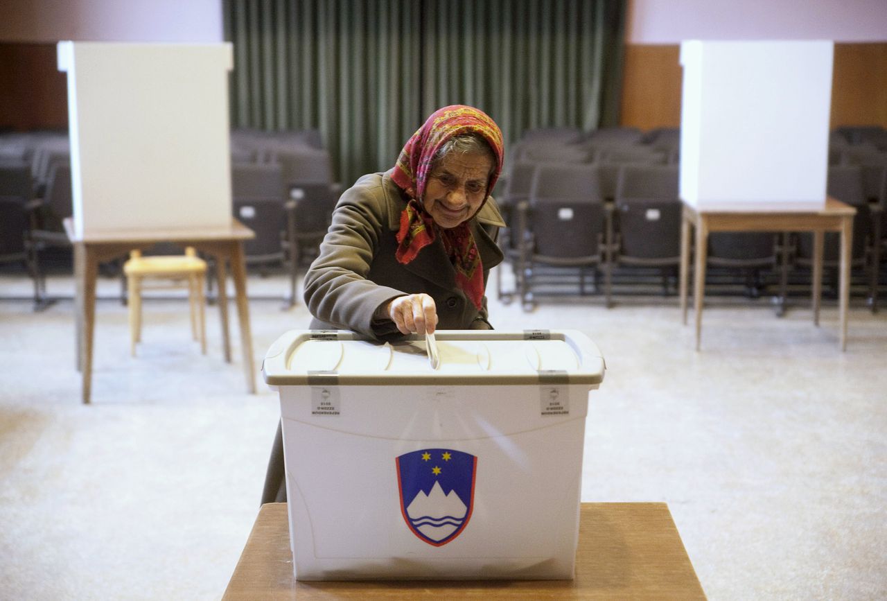Een Sloveense vrouw brengt haar stem op het referendum uit.