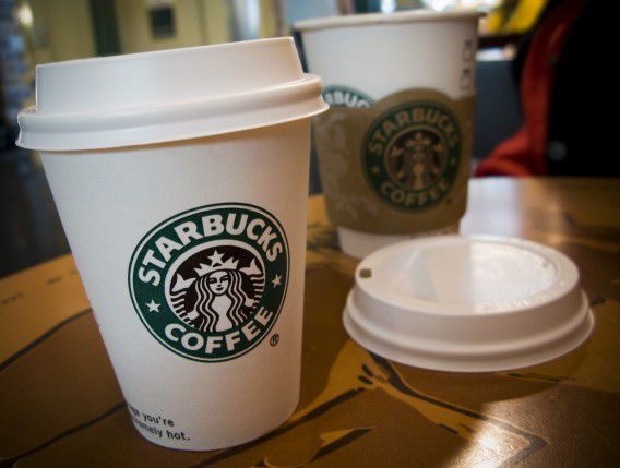 Medewerkers van Starbucks gaan op de koffiebekers politici oproepen tot elkaar te komen in het debat over de 'fiscal cliff''. Foto ANP / Lex van Lieshout