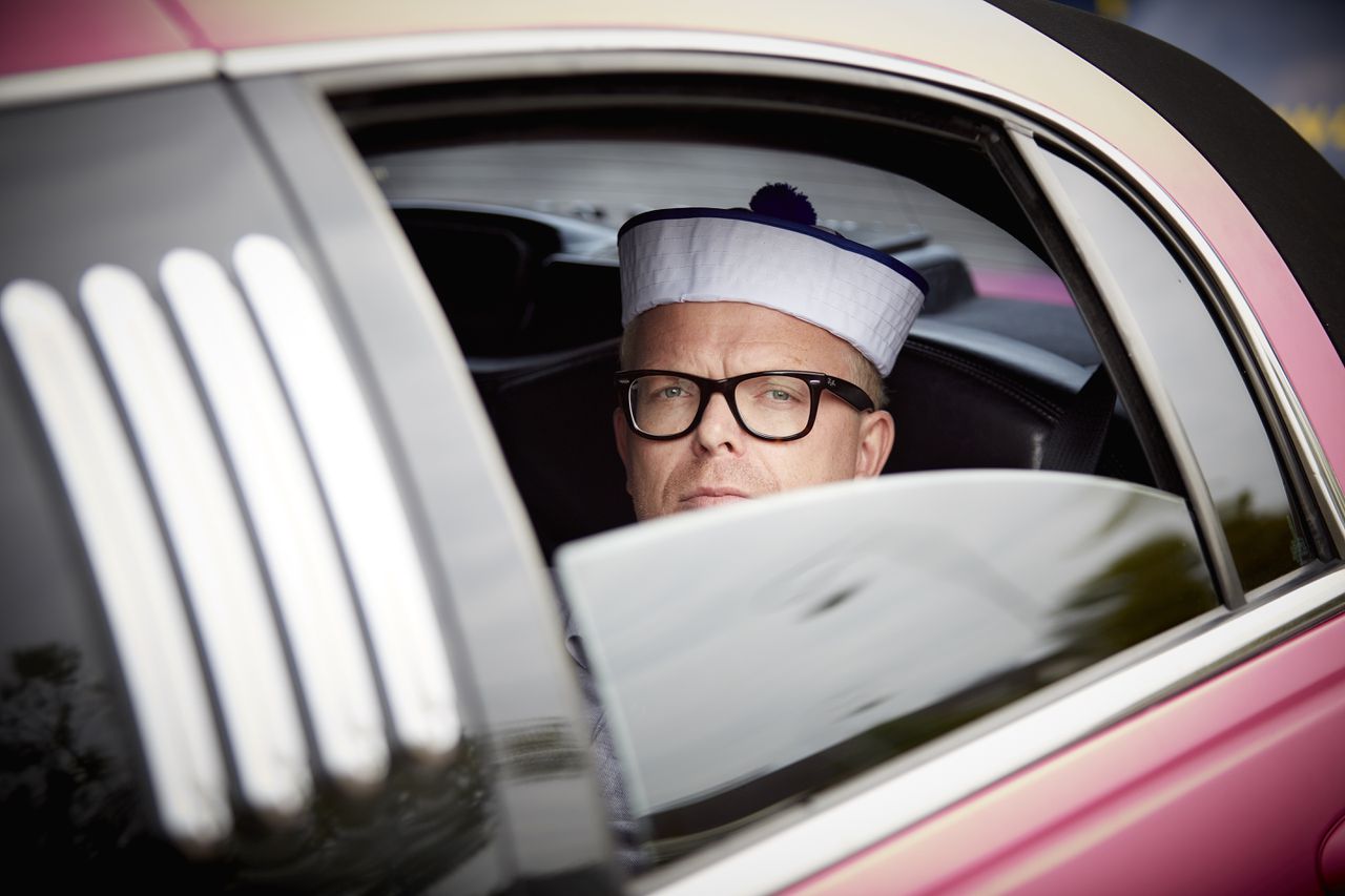 AMSTERDAM, 28 september 2015 - Jan Roos van GeenPeil vertrekt met een roze limousine en twee bestelauto's met 440.000 handtekeningen naar de Kiesraad in Heerlen. Foto ANP/Martijn Bosman