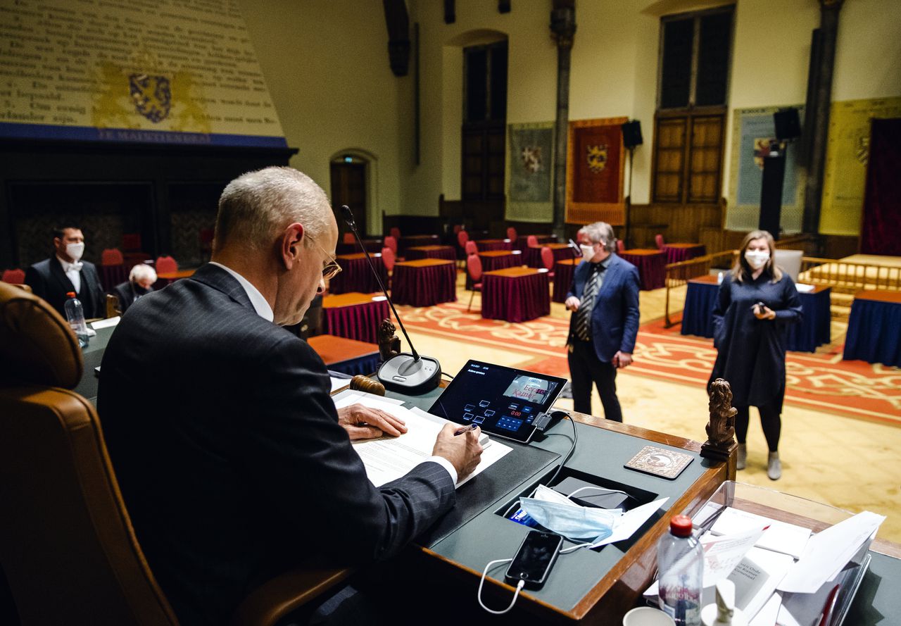 Eerste Kamervoorzitter Jan Anthonie Bruijn tekent de spoedwet voor de avondklok in februari 2021.
