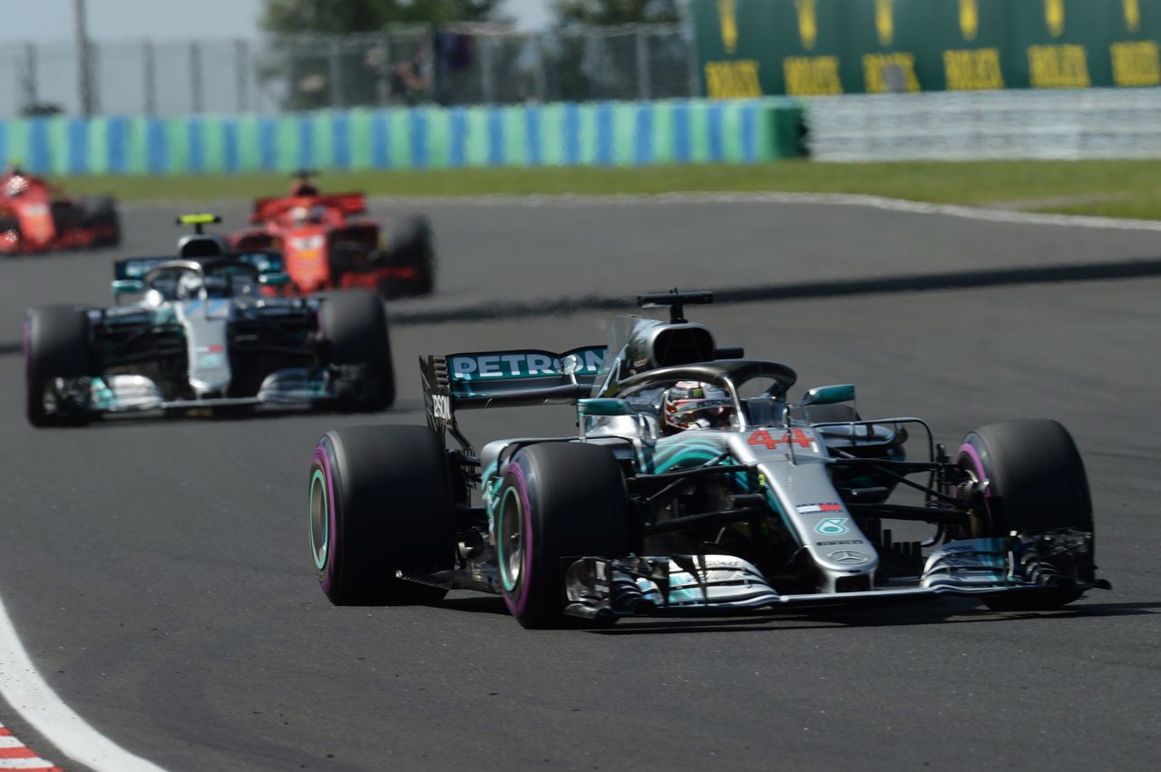 Hamilton wint laatste race voor zomerstop, Verstappen valt vroeg uit 