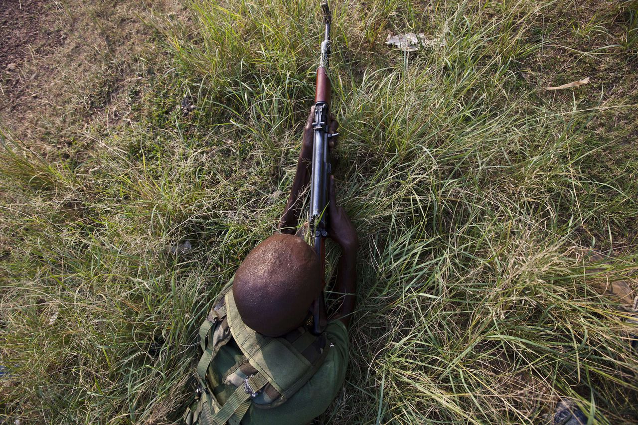 Een Anti-Balaka strijder tijdens een trainingssessie vandaag aan de rand van hoofdstad Bangui.