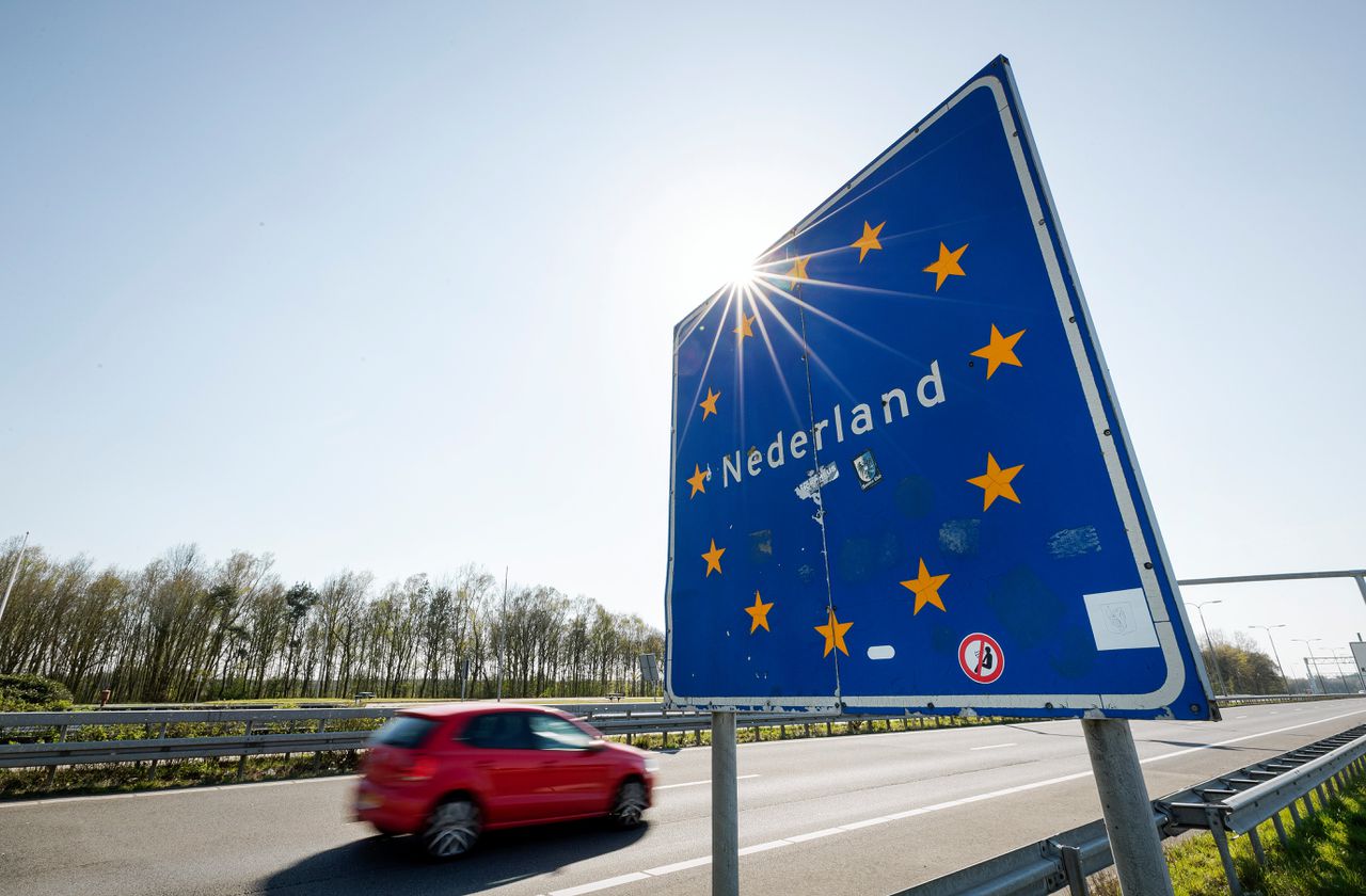 Duitse auto's rijden over de Nederlandse grens.