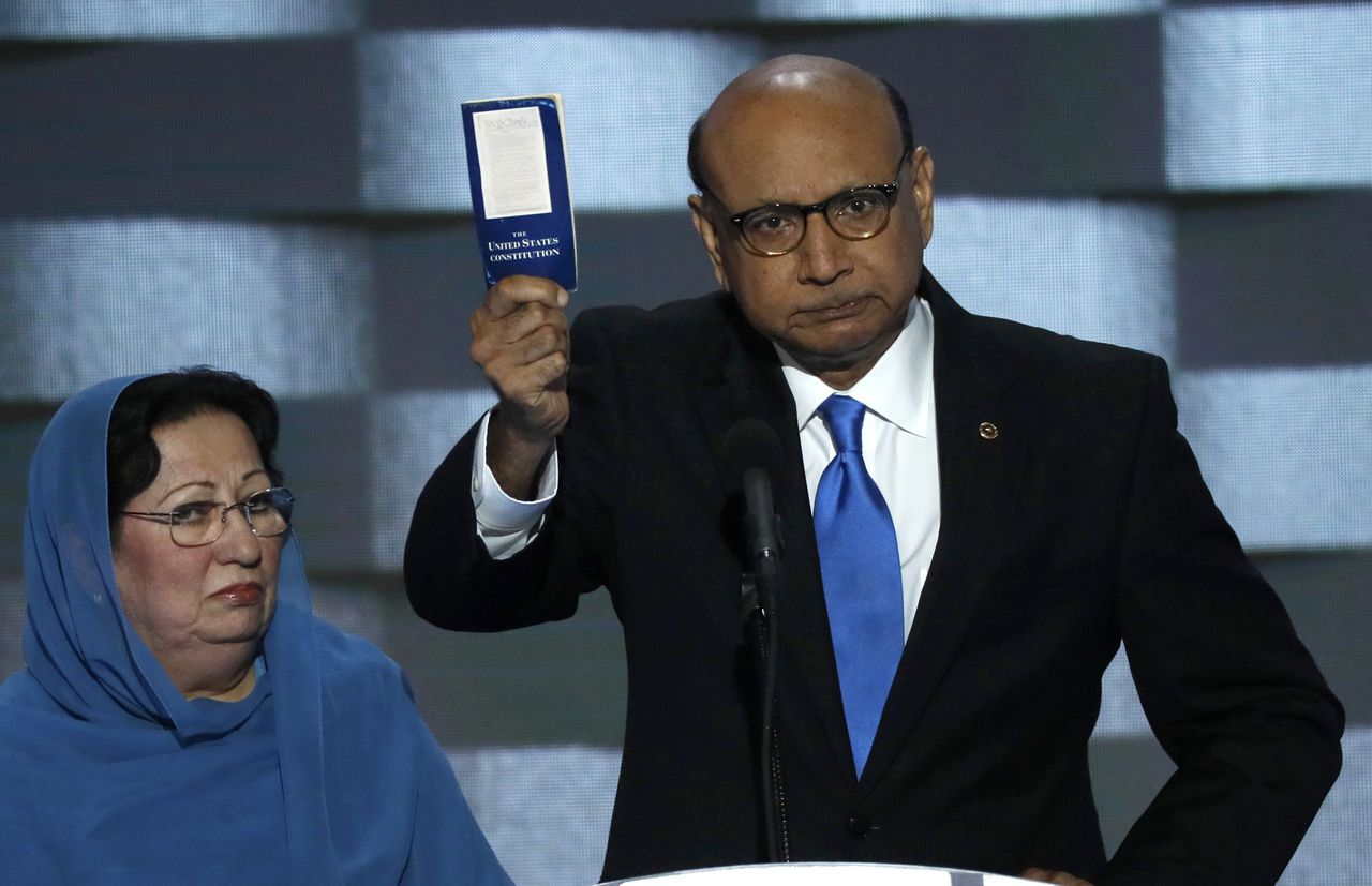 Khizr Khan, van wie de zoon is overleden op het strijdveld, biedt zijn kopie van de Amerikaanse constitutie aan Trump aan.