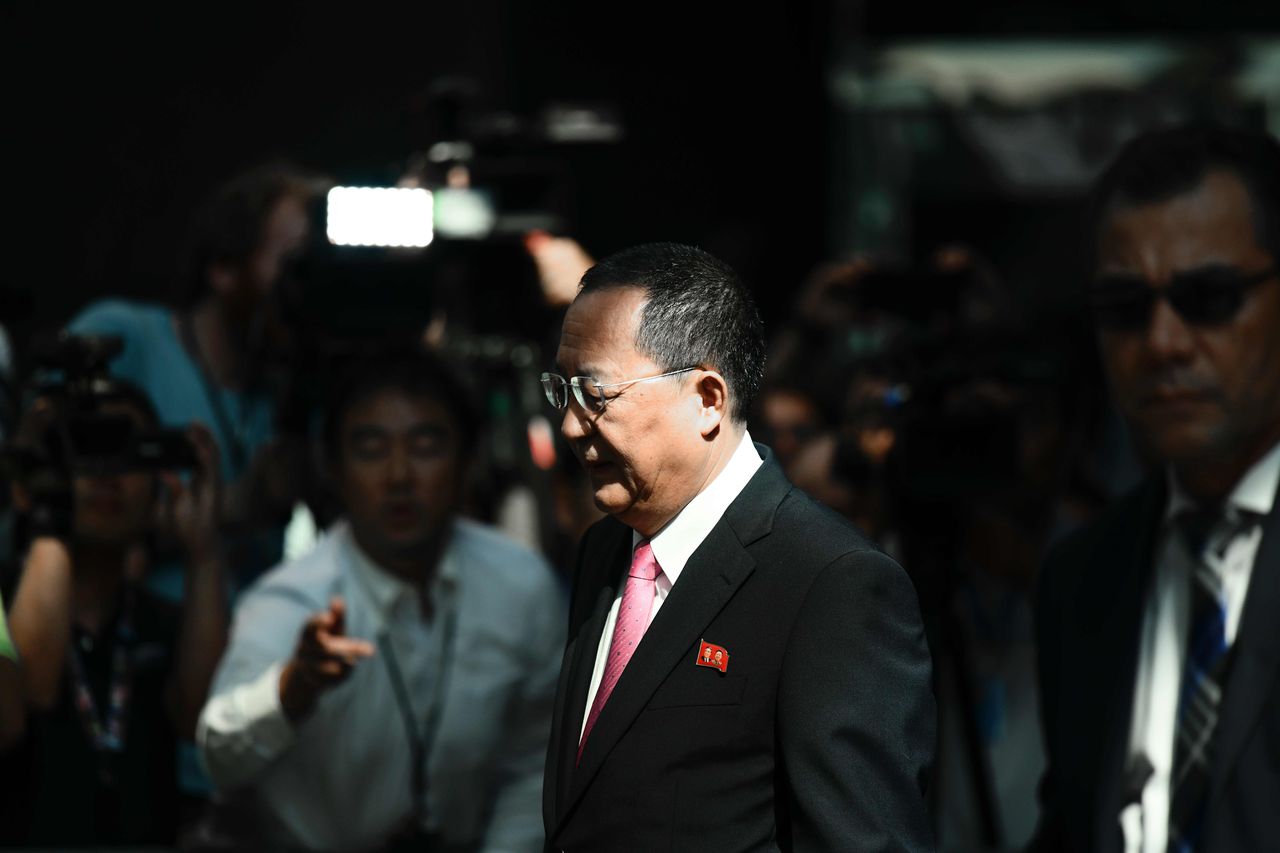 Minister Ri Yong-ho verlaat zijn hotel in New York