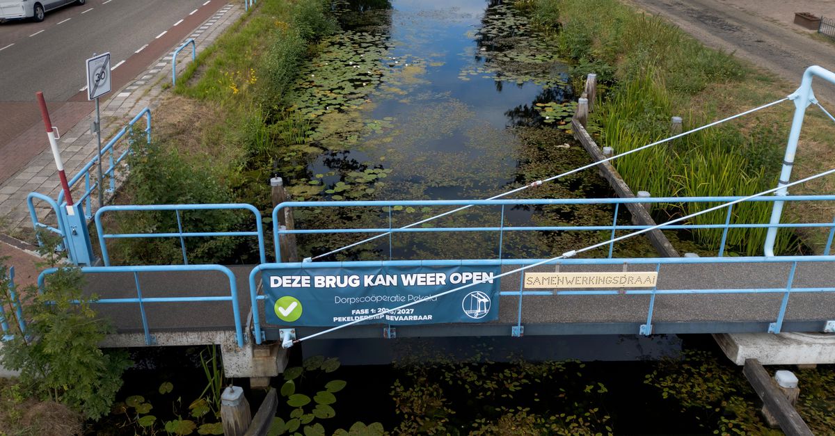 In Pekela knappen bewoners de kapotte bruggen zelf op. ‘Ik hoop op aanlegsteigers en vakantiegangers met bootjes’