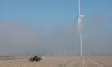 Akker in de Wieringermeerpolder. Verkoop van bouwrechten voor windmolens maakte 32 boeren miljonair.
