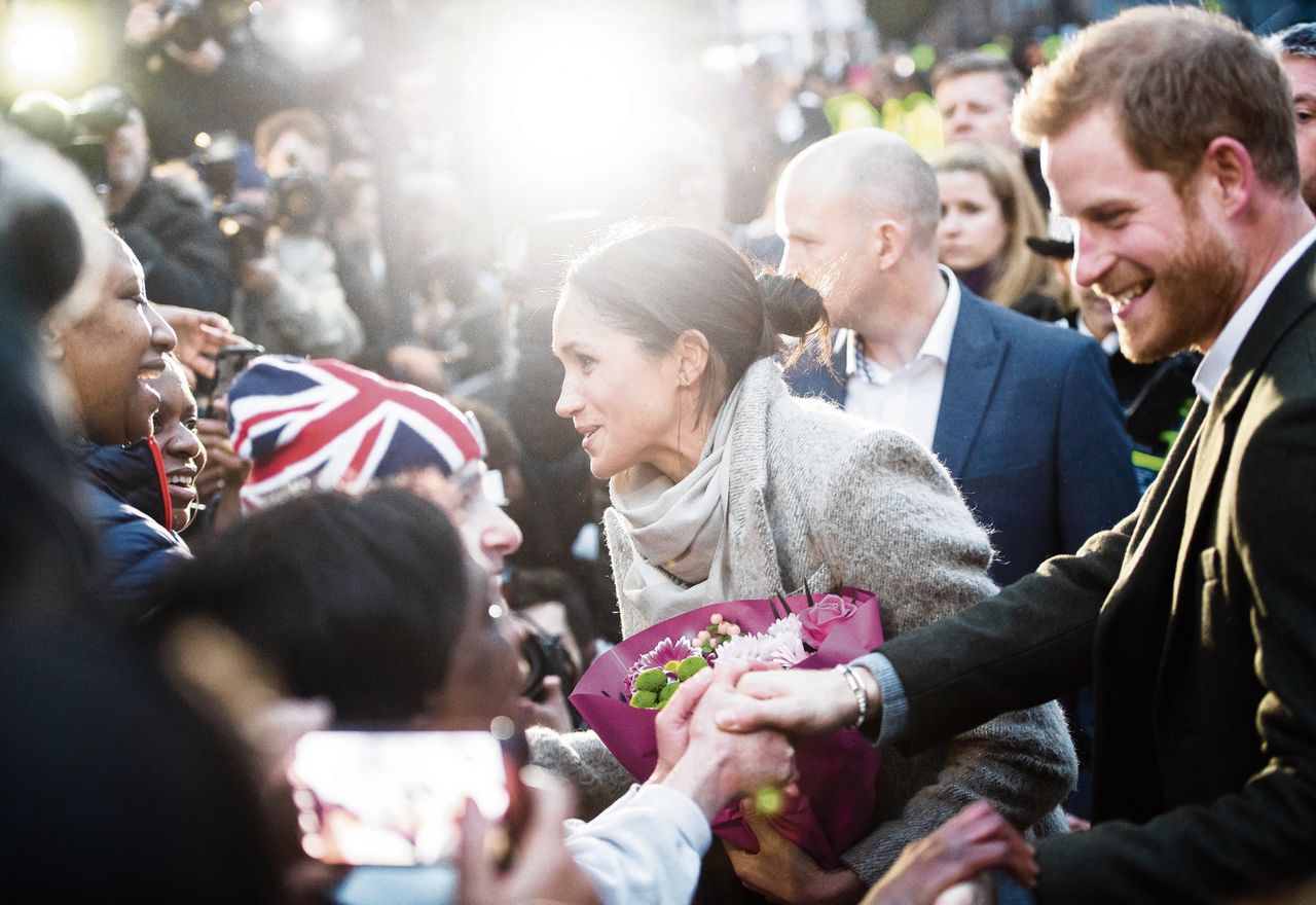 Meghan Markle en prins Harry begroeten fans in Londen.