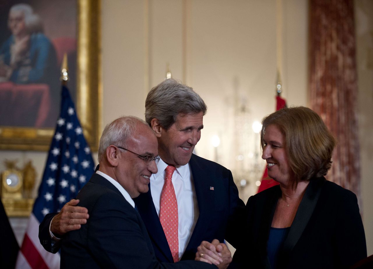 De Amerikaanse minister van Buitenlandse Zaken John Kerry met de Palestijnse onderhandelaar Saeb Erakat (links) en de Israëlische minister van Justitie Tzipi Livni.