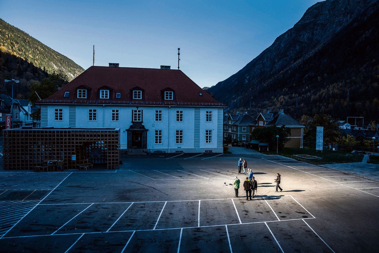 Licht bij het stadhuis van de Noorse stad Rjukan dankzij drie immense spiegels in de bergen.