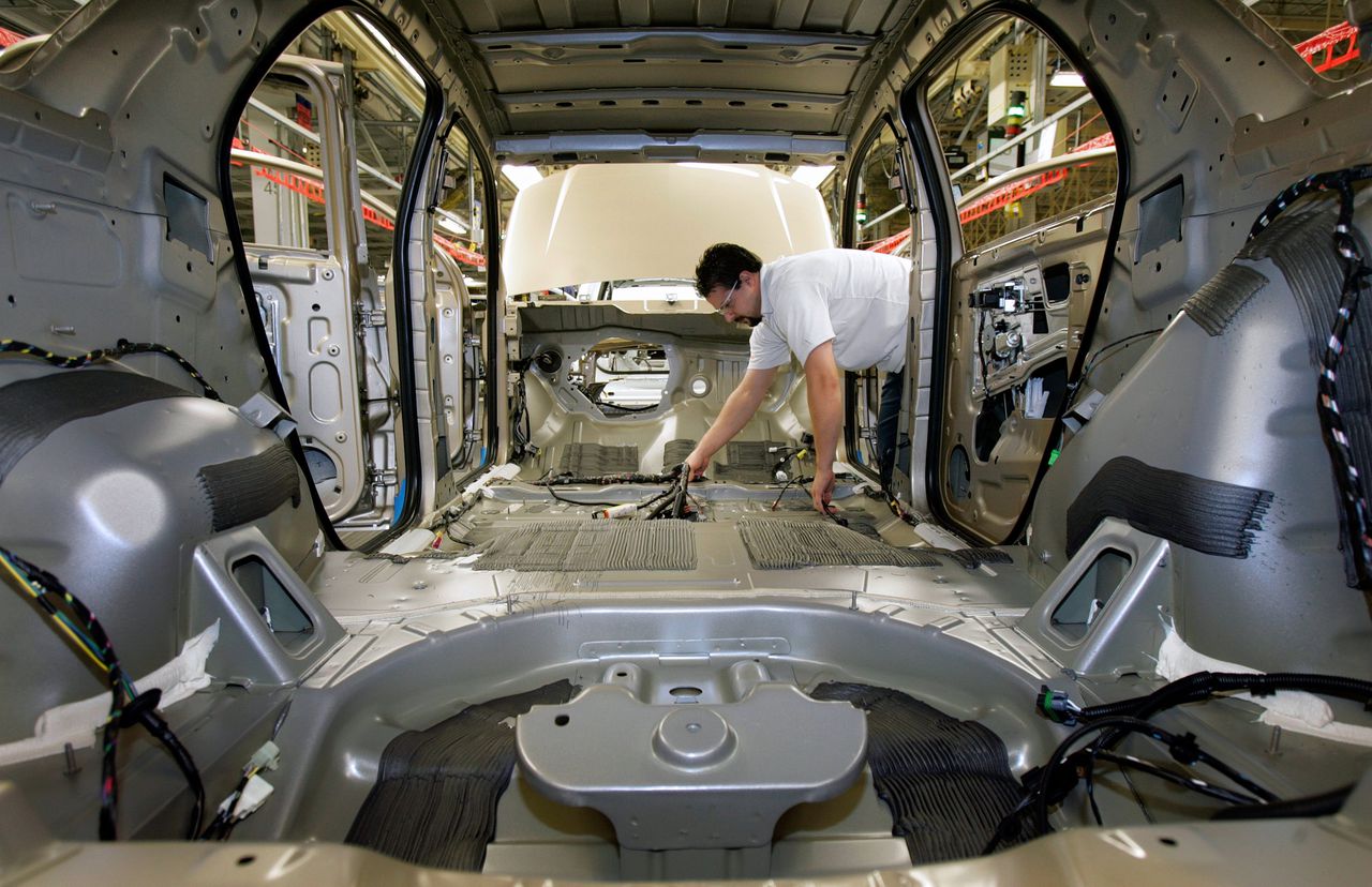 Een monteur aan het werk in een Canadese fabriek van General Motors.