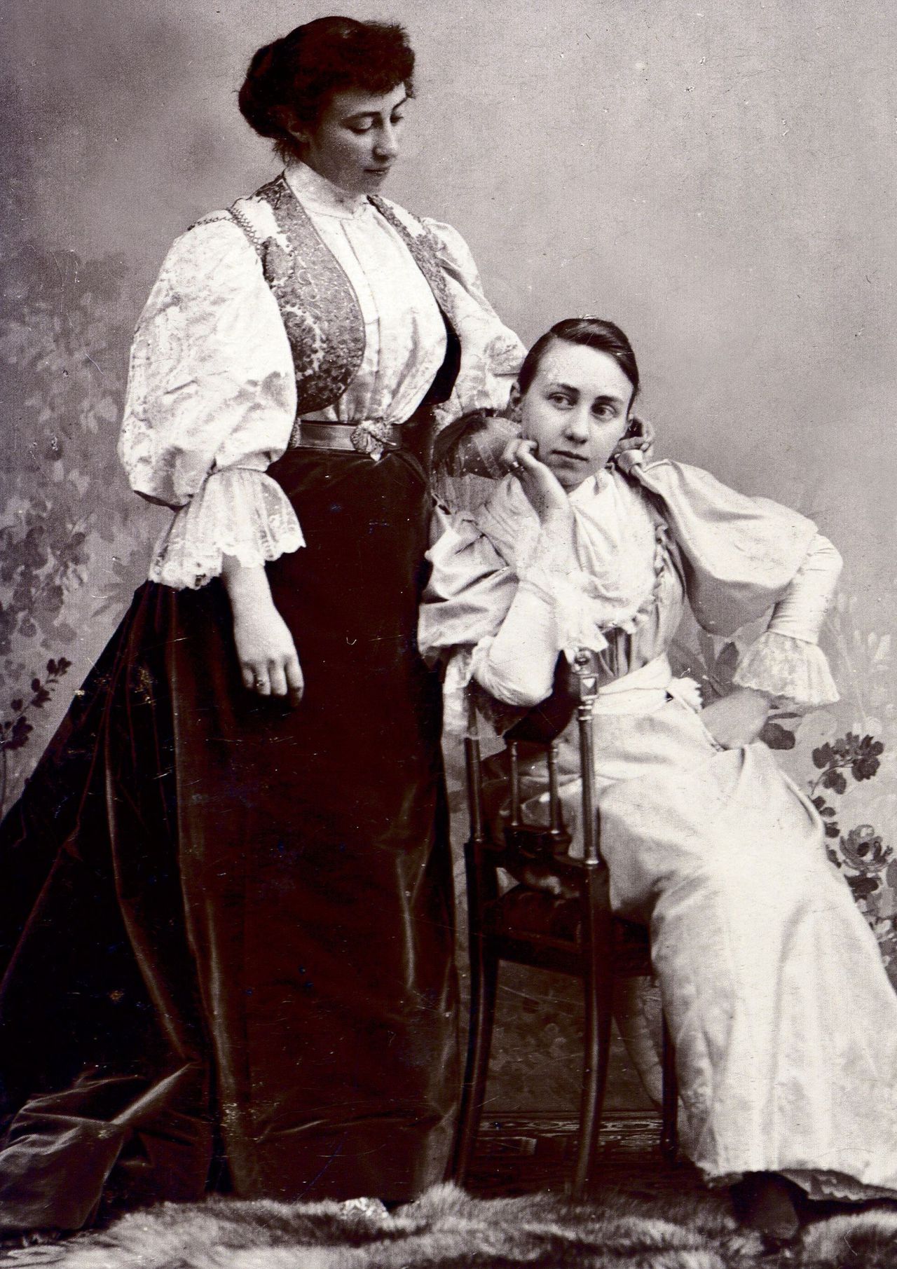 Cécile, uitgedost als Mexicaanse, met op de stoel haar zuster Elsa, januari 1894.