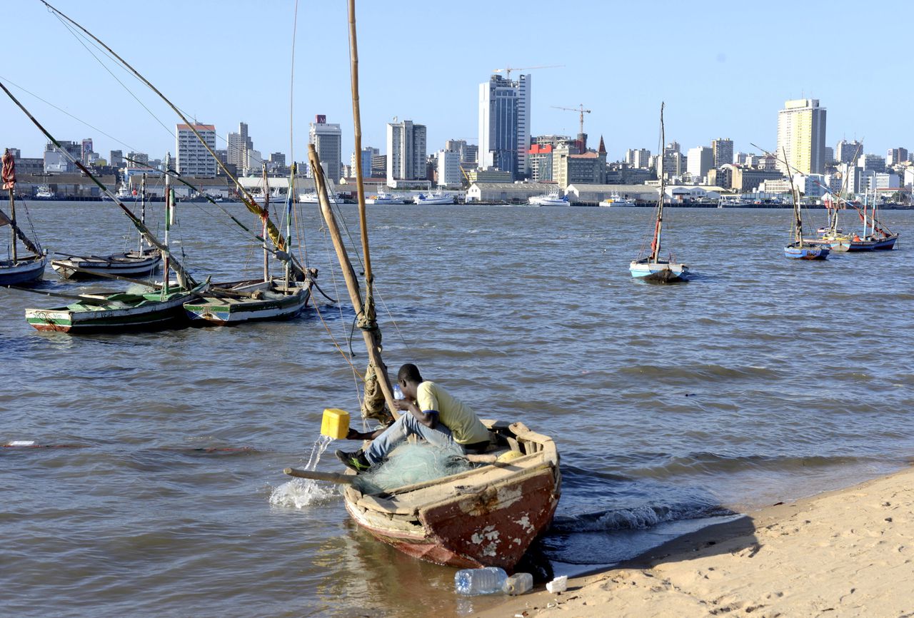 Een vissersboot voor de skyline van Maputo, de hoofdstad van Mozambique.