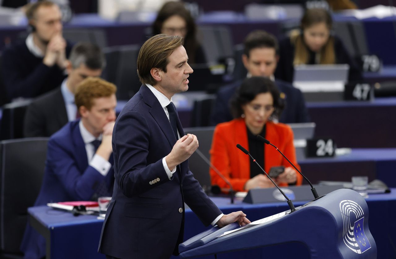 Europese VVD-lijsttrekker krijgt kritische vragen over de formatie in Nederland 