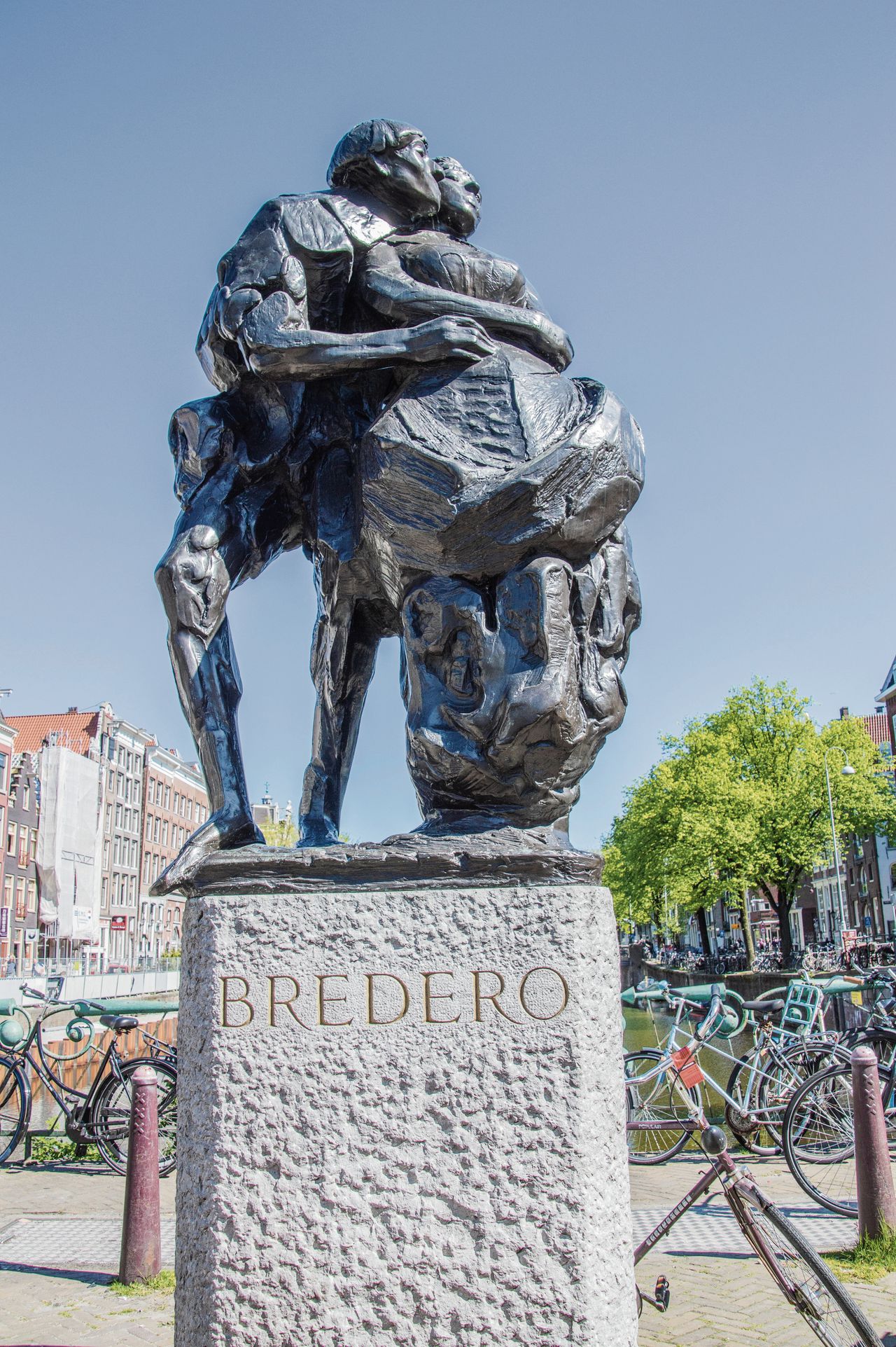 Monument voor Bredero op de Nieuwmarkt van Amsterdam, door Piet Esser, met Jerolimo en een ‘deerne’ uit de Spaanschen Brabander.