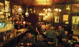 Café Welling, pal achter het Concertgebouw, trekt vooral schrijvers, kunstenaars, muzikanten en bezoekers aan het Concertgebouw. Achter de bar (op de foto links nog net te zien) staat een aquarium.