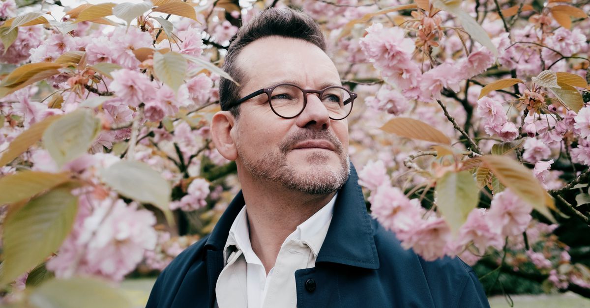 Schrijver Bart Moeyaert: ‘Mijn vader had een soort macht over mij’ - NRC