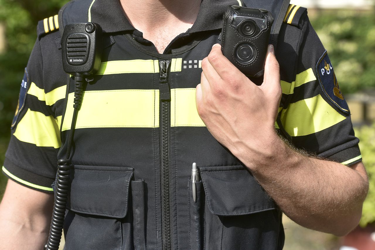 Een politieman met bodycam.