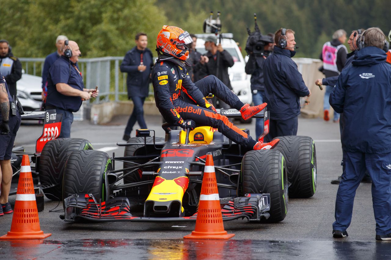 Max Verstappen stapt uit zijn Red Bull na een teleurstellende kwalificatie.