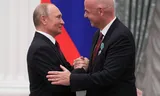 De Russische president Poetin (links) heeft  FIFA-voorzitter Gianni Infantino de ‘order of friendship’ uitgereikt in het Kremlin, mei 2019.