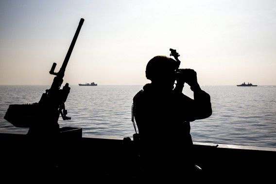 Een Noors fregat bewaakt een transportschip met chemische wapens uit Syrië. Het arsenaal moet worden vernietigd, maar volgens HRW zet de regering chloorgas in.