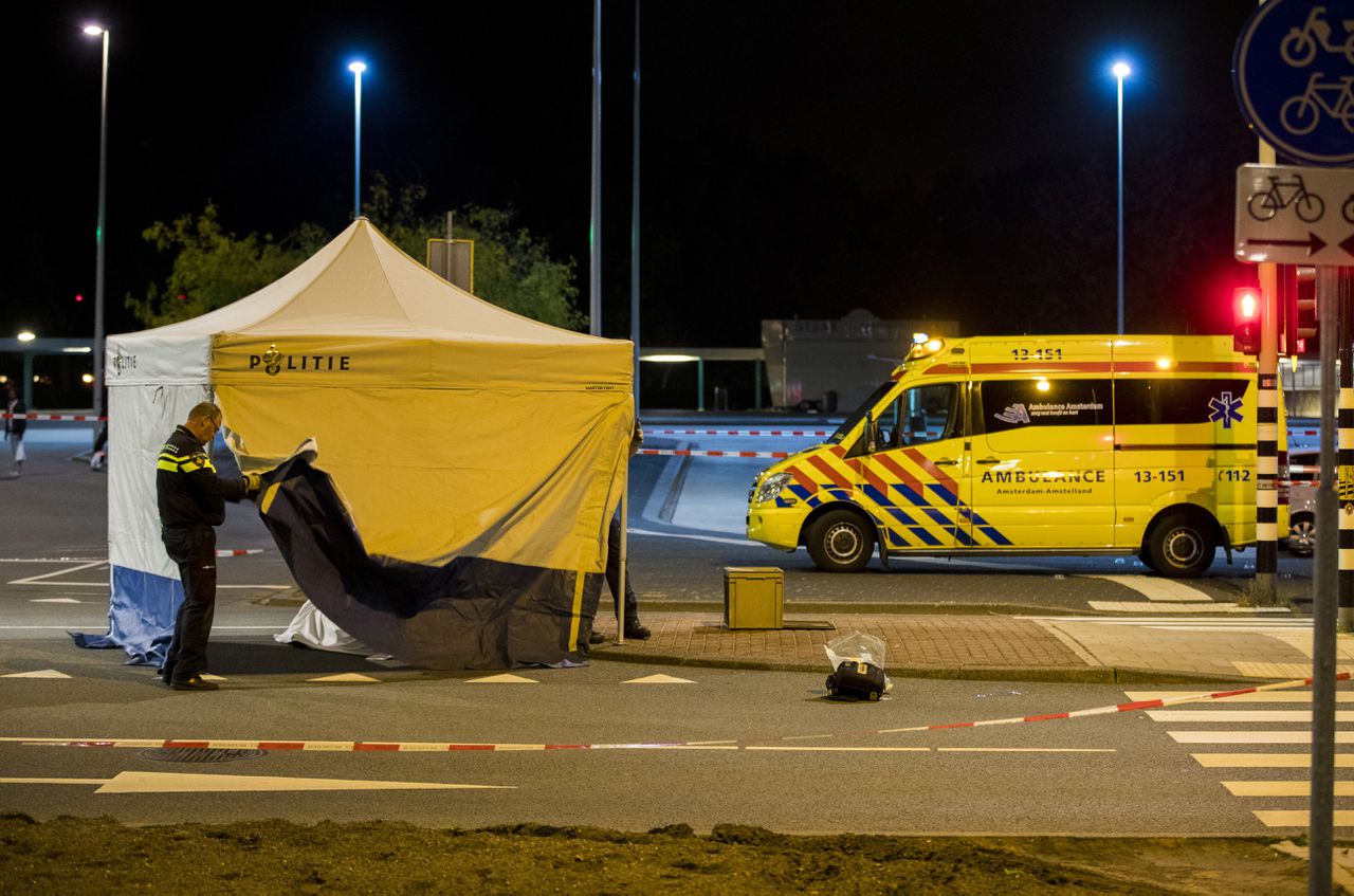 Forensisch onderzoek op de Meibergdreef in Amsterdam-Zuidoost, waar maandagavond een man werd doodgeschoten.