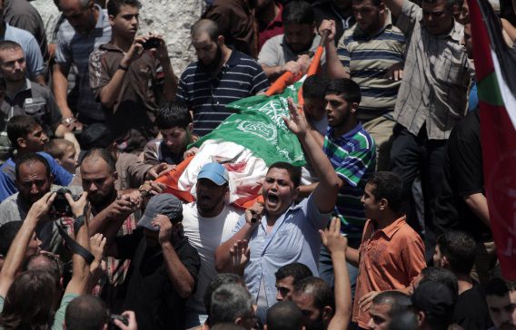 Widad Mustafa Deif, de vrouw van Hamas-leider Mohammed Deif, wordt begraven nadat ze is omgekomen na een raketaanval van Israël.