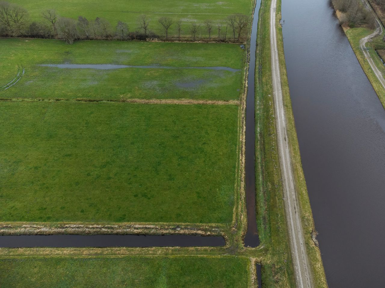 Landschap in Drenthe, met het Noord Willemskanaal, weiland en sloten.