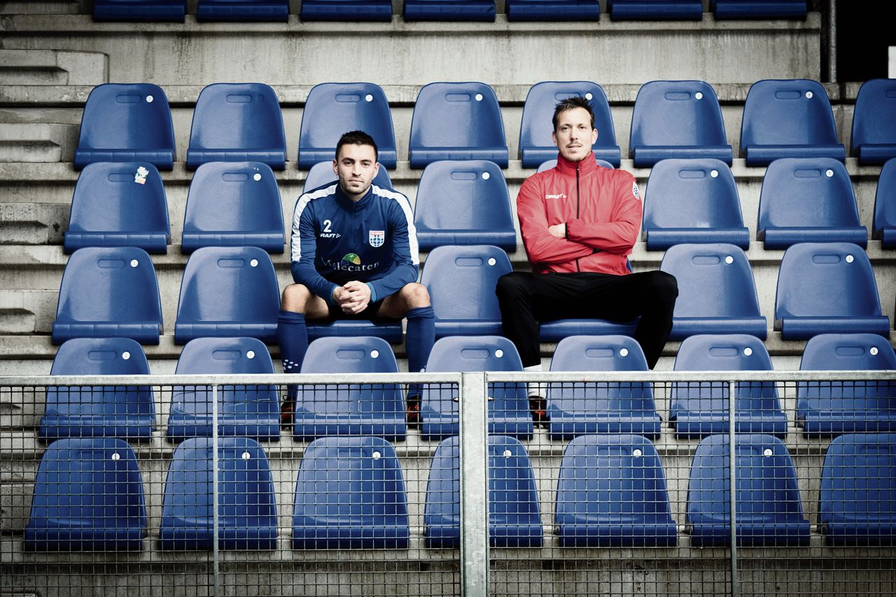Aanvoerder Bram van Polen (links) en keeper Diederik Boer op de tribune bij hun club PEC Zwolle. „Wij bepalen voor een groot deel de sfeer en hoe de normen en waarden hier zijn.”