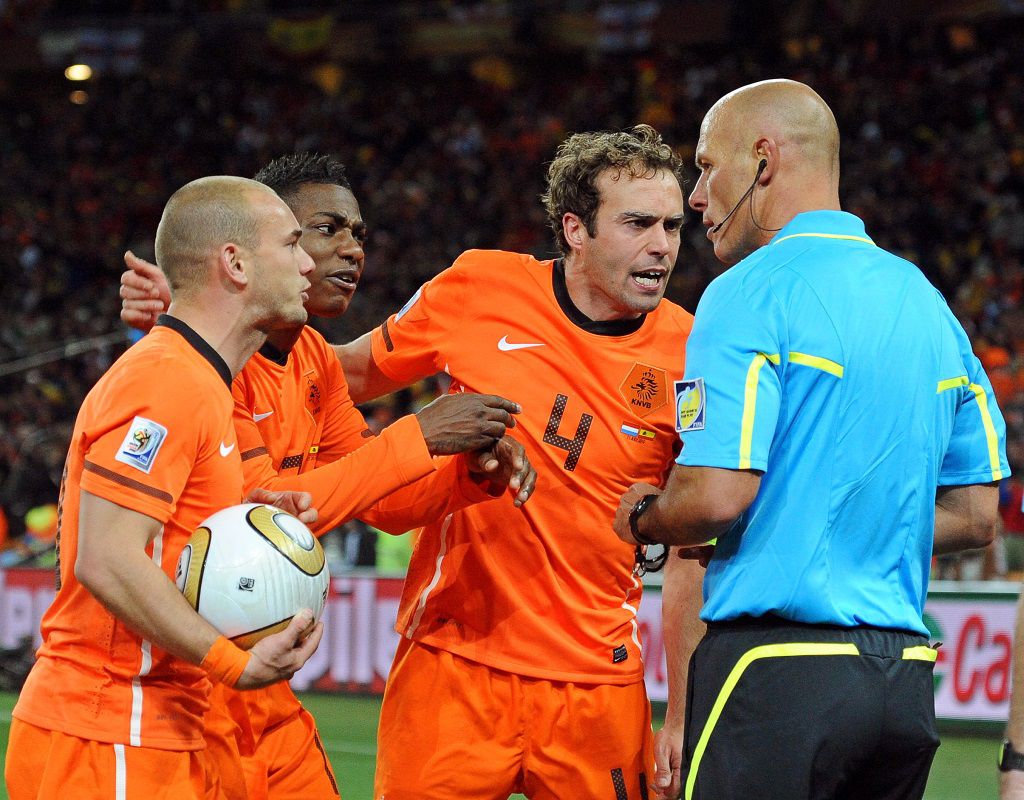 Wesley Sneijder (links), Eljero Elia (tweede van links) en Joris Mathijsen (tweede van rechts) in discussie met scheidsrechter Howard Webb tijdens de WK-finale van 2010 tegen Spanje.