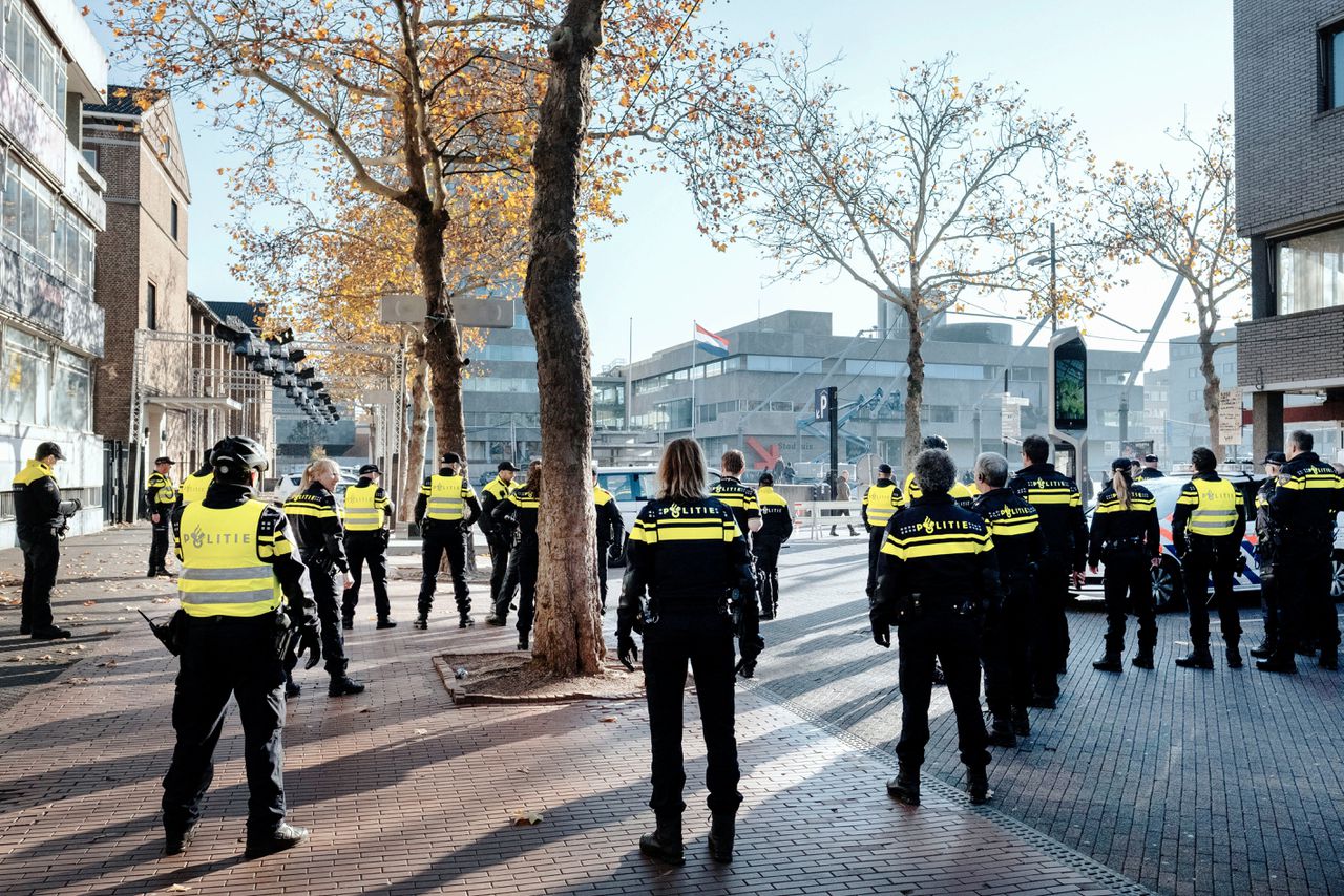 Agenten bij de demonstrantie van Kick Out Zwarte Piet in Eindhoven, vorig jaar november.