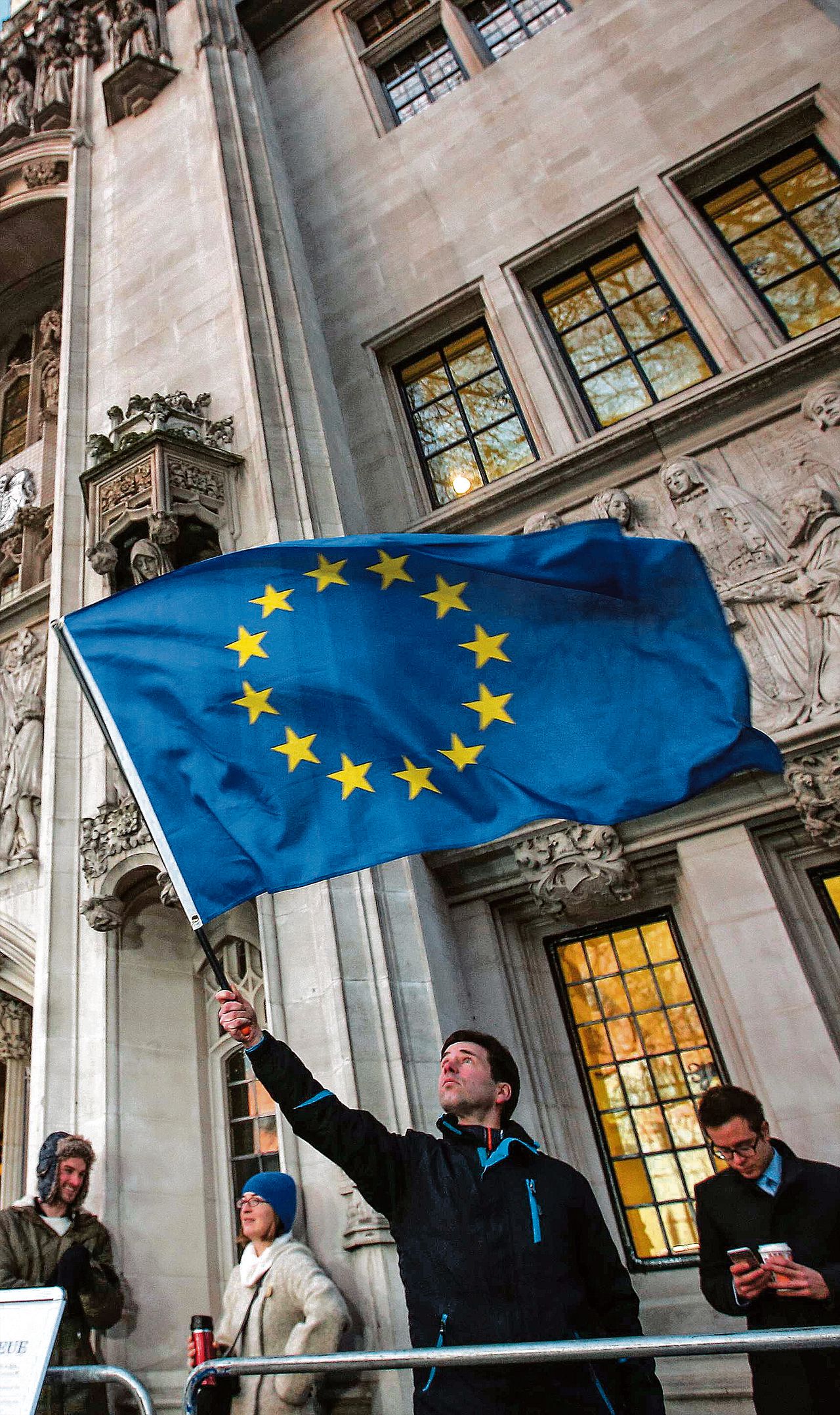 Een man zwaait met de Europese vlag voor de Supreme Court.