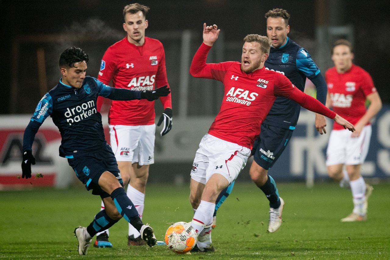 Vitesse-speler Navarone Foor in duel met AZ-speler Fredrik Midtsjo.
