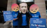 Demonstranten bij een hoorzitting van de parlementaire commissie die de invloed van Facebook op de Britse verkiezingen onderzocht in 2018.