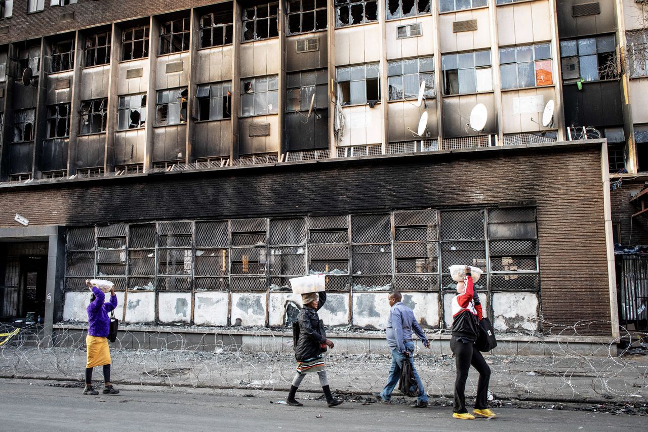 Autoriteiten verantwoordelijk gesteld voor brand in kraakpand Johannesburg waarbij 77 mensen overleden 