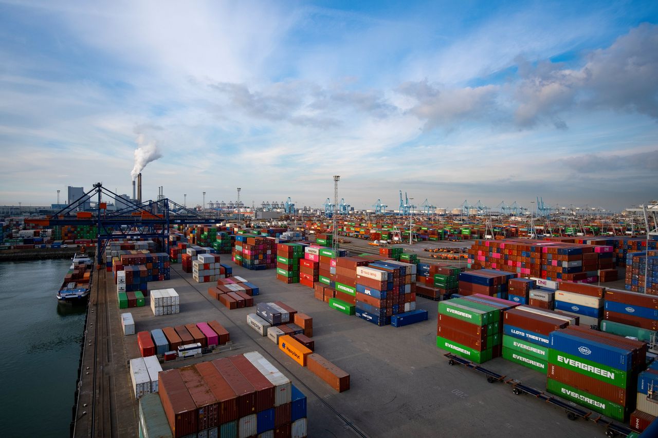 Containeroverslag groeit in Rotterdam en Antwerpen, ondanks Houthi-aanvallen in de Rode Zee 