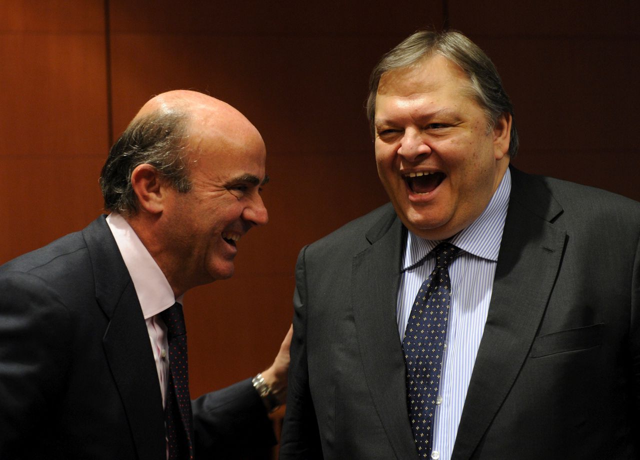 De Spaanse minister van Financiën Luis de Guindos (links) lacht samen met zijn Griekse ambtsgenoot, Evangelos Venizelos, op de bijeenkomst in Brussel van gisteren.