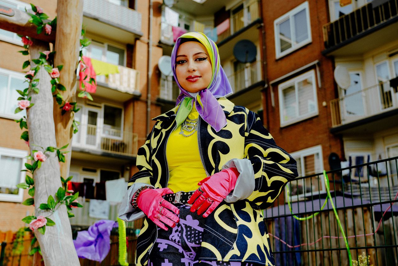 Ondanks weerstand volgt ‘punk-feministe’ met hoofddoek haar mode-droom 