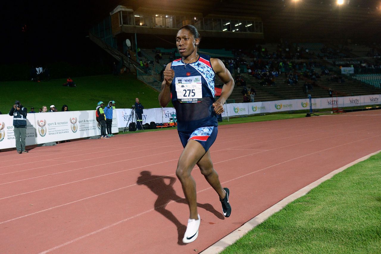 Caster Semenya moet hormonen slikken omdat zij volgens de internationale atletiekfederatie IAAF teveel testosteron heeft.
