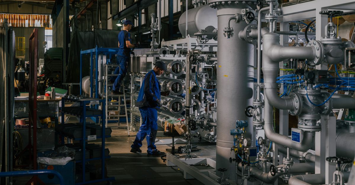 In de fabriekshal van familiebedrijf Aura in Rijnland-Palts wordt een warmte-installatie geassembleerd.