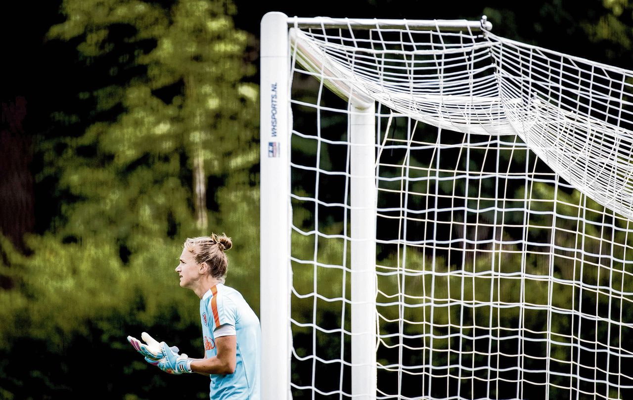 Vivianne Miedema traint voor het EK-vrouwenvoetbal. Het Nederlands elftal opent het toernooi zondag 16 juli.