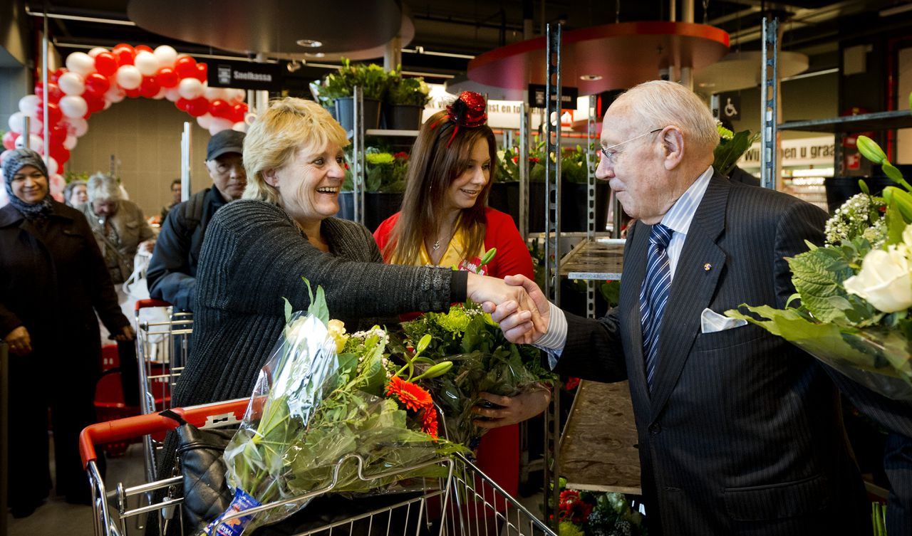 Oprichter Dirk van den Broek (rechts) begroet de eerste klanten tijdens de opening van de honderdste vestiging van de supermarktketen Dirk van den Broek, in 2012.