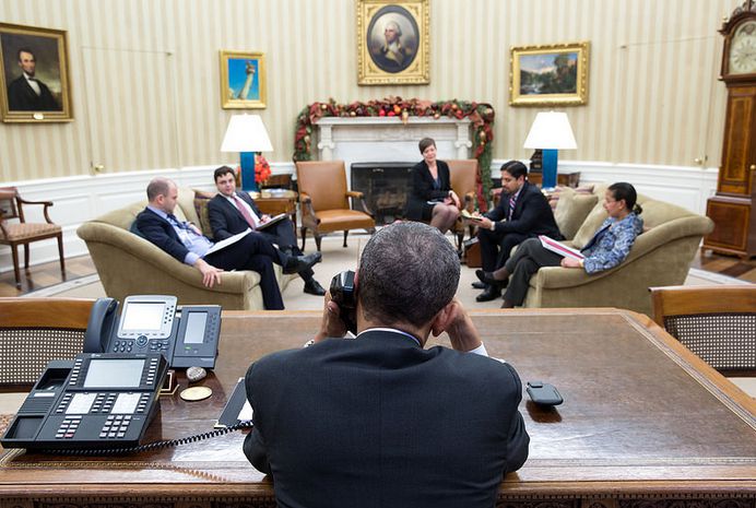President Obama telefoneert met Raúl Castro. Foto: Official White House Photo / Pete Souza