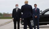 President Trump wordt donderdag begroet door politici uit  Michigan bij zijn aankomst op de luchthaven van Detroit.